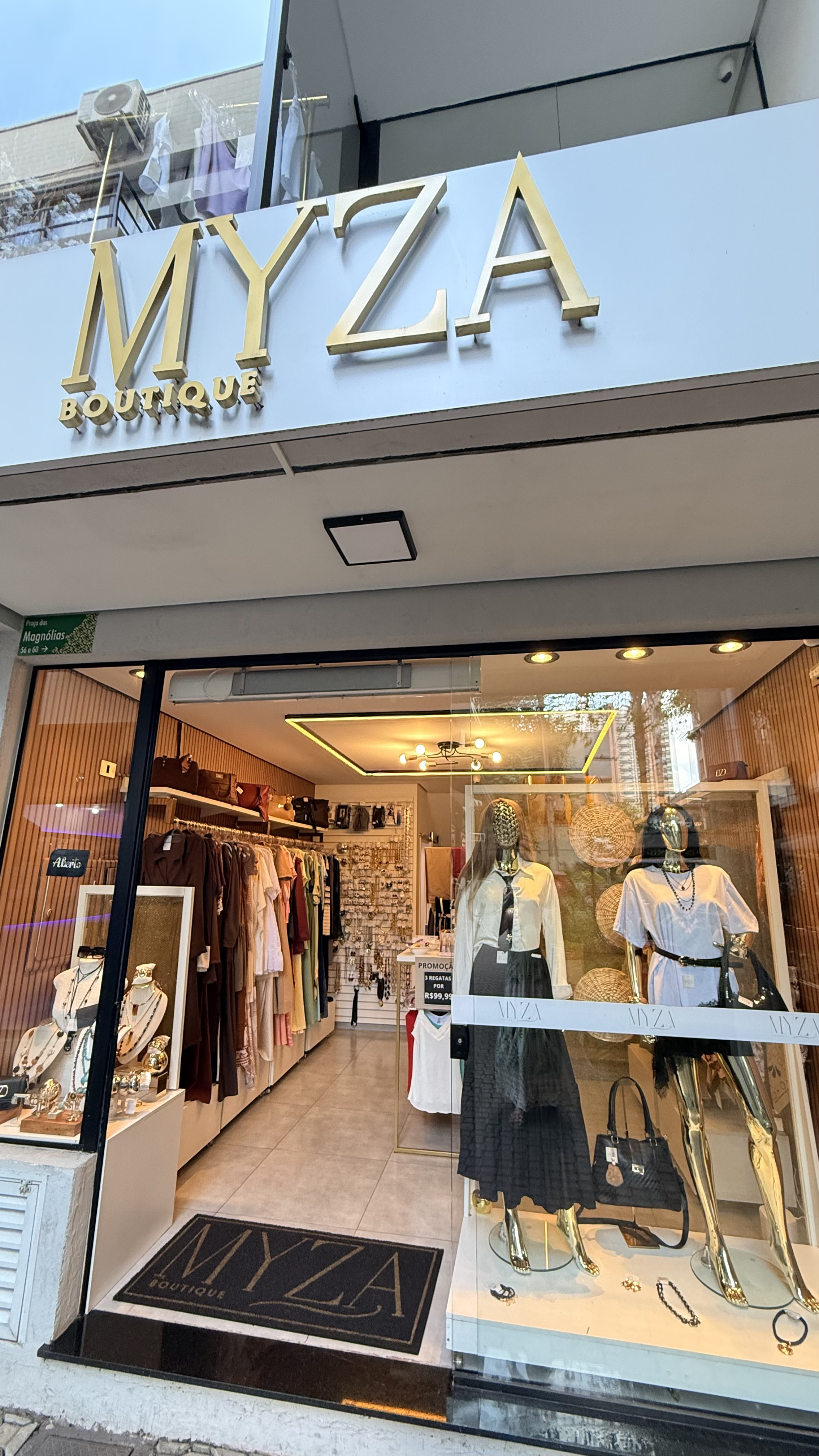 Mulher elegante vestindo look Myza Boutique